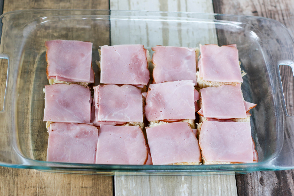 Hawaiian rolls with sliced ham
