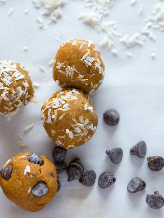 Pumpkin Spice Energy Balls. This healthy easy to make pumpkin snack is a perfect topping for oatmeal or smoothie bowl.