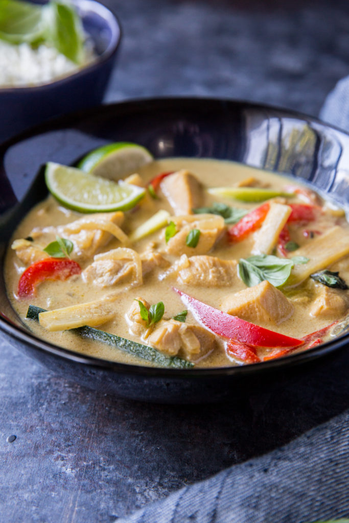 thai green curry with bell peppers and sliced limes