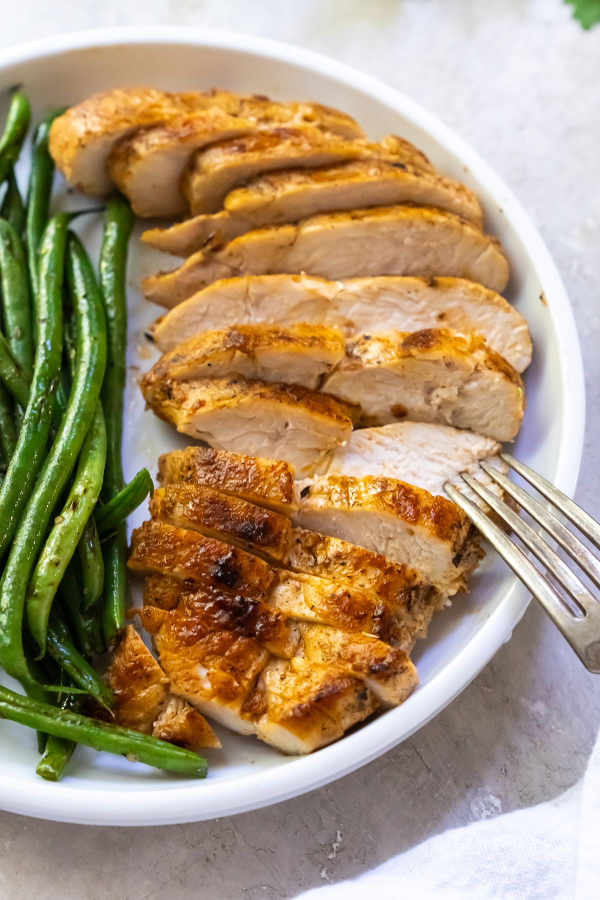 sliced ​​chicken breast with green beans