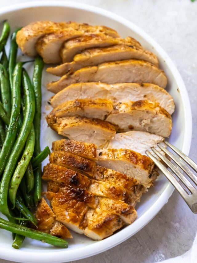 sliced chicken breast with green beans