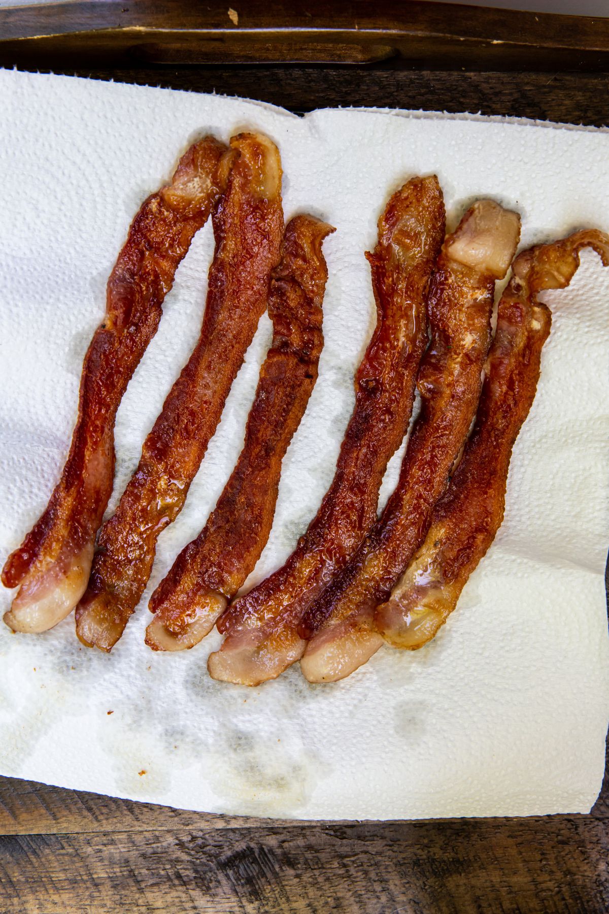 cooked bacon on a paper towel