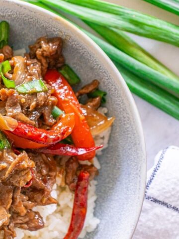 rice top with Szechuan Beef in a bowl.