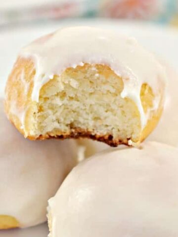 3 donut glazed in a plate
