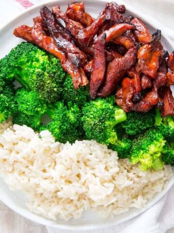 boneless ribs with white rice and broccoli on a plate
