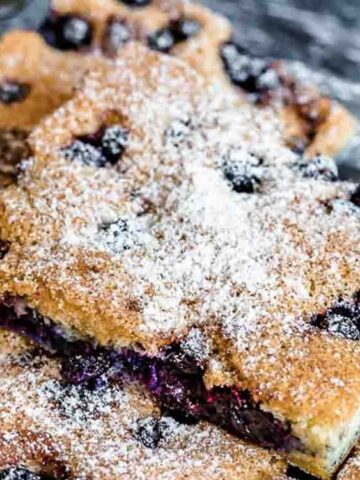 cake with blueberries sprinkled with keto sugar.