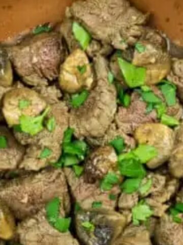 garlic steak and mushroom on a skillet